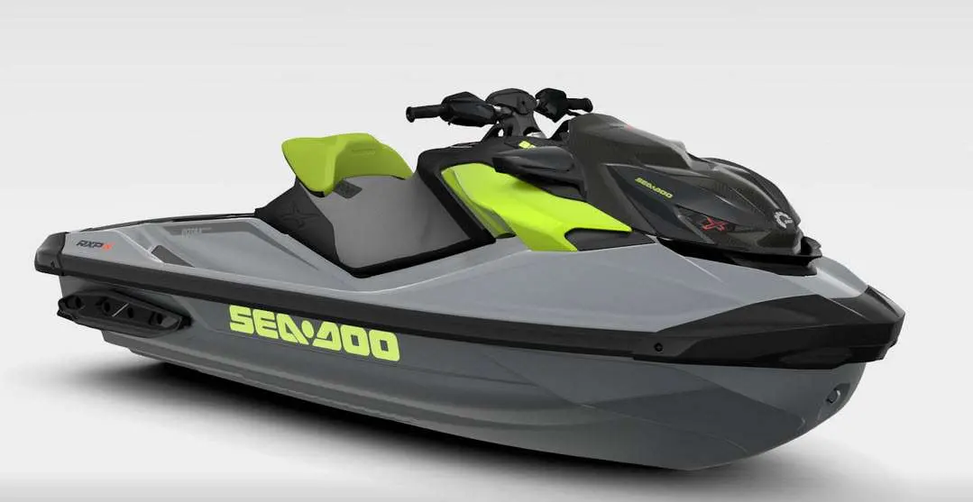 Sea Doo RXP — Scooter des mers gris et noir aux accents vert vif, vu de trois quarts sur fond blanc.