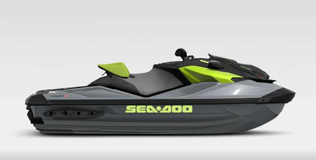 Sea Doo RXP — Motomarine vue de profil sur fond blanc.