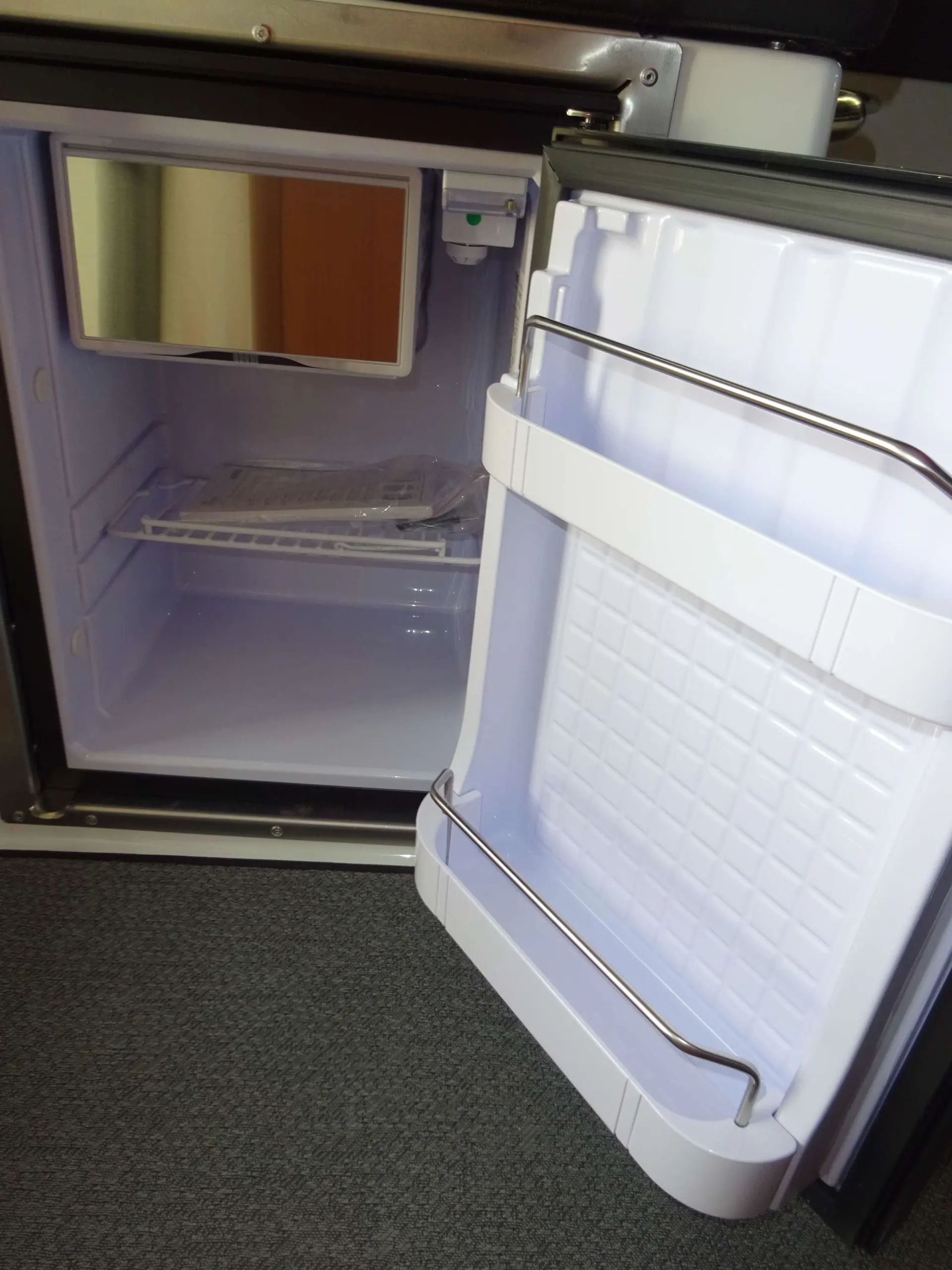 Buster Phantom — Réfrigérateur ouvert montrant ses compartiments intérieurs et les rangements de porte.