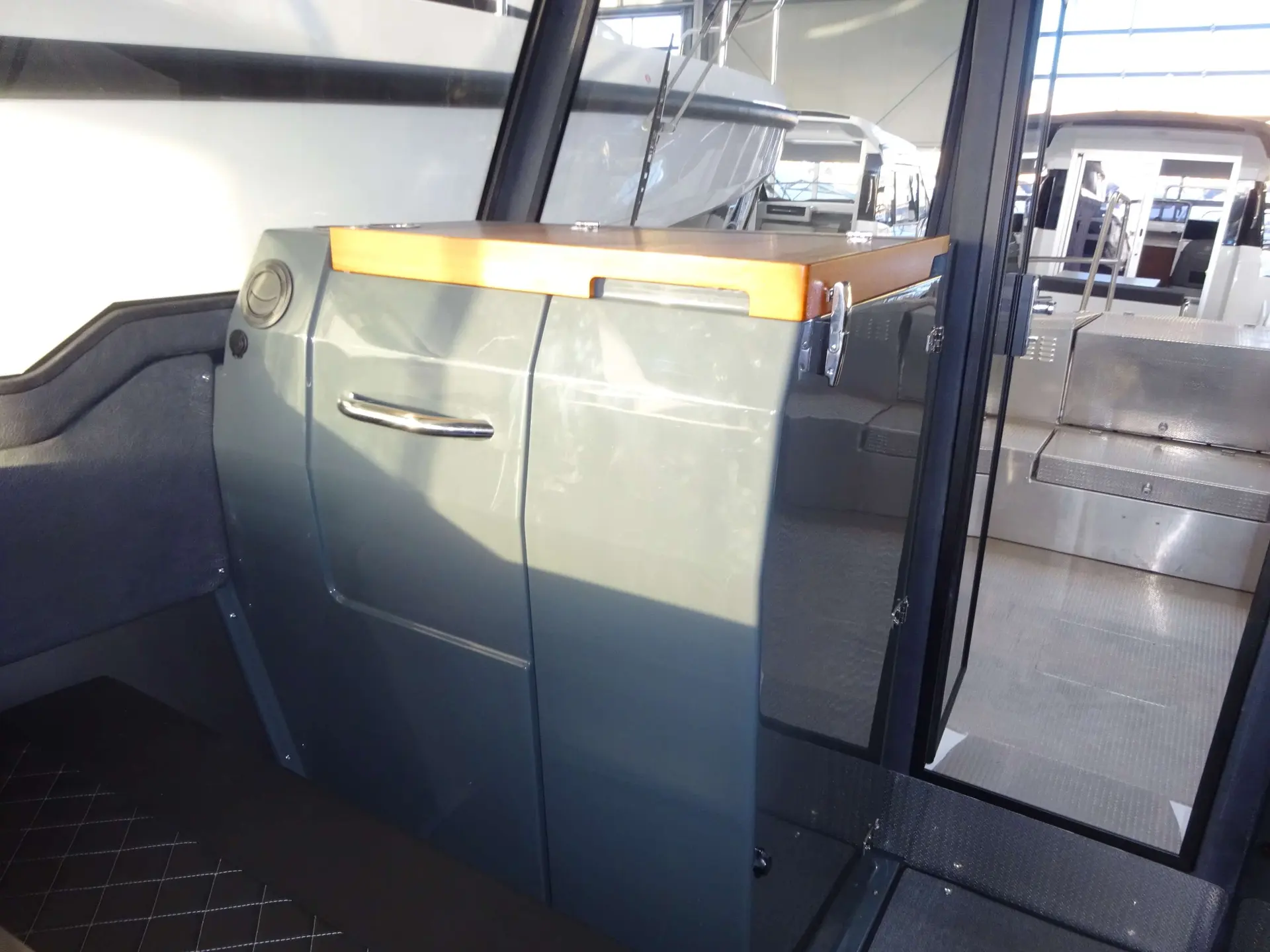 Buster Phantom — Vue rapprochée d'un meuble et d'une porte vitrée à l'intérieur du bateau.