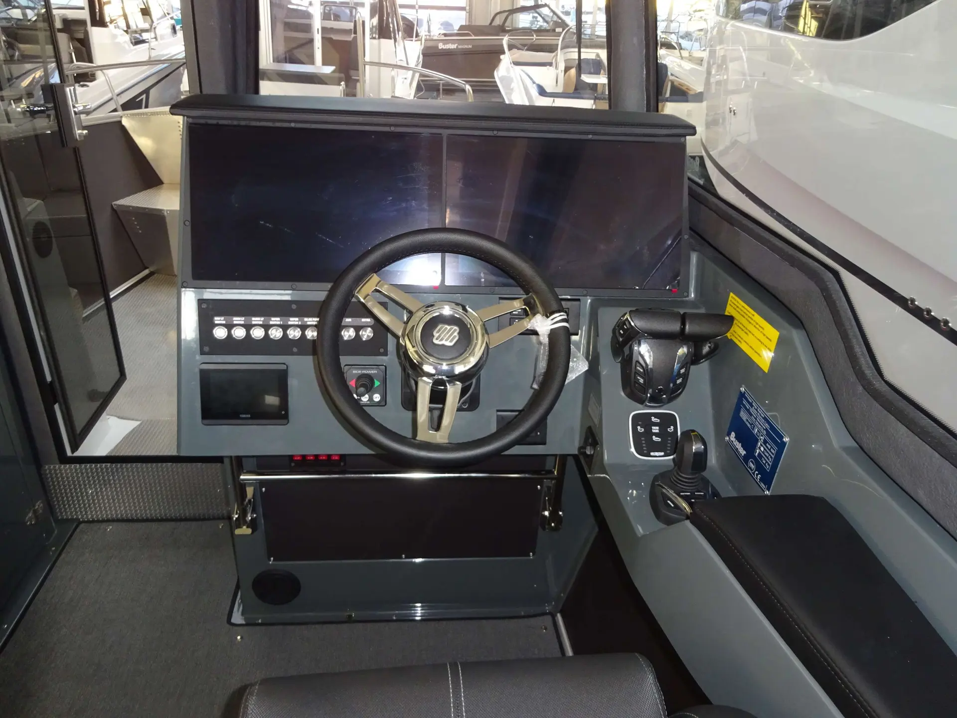 Buster Phantom — Poste de pilotage avec volant, écran central et commandes latérales.