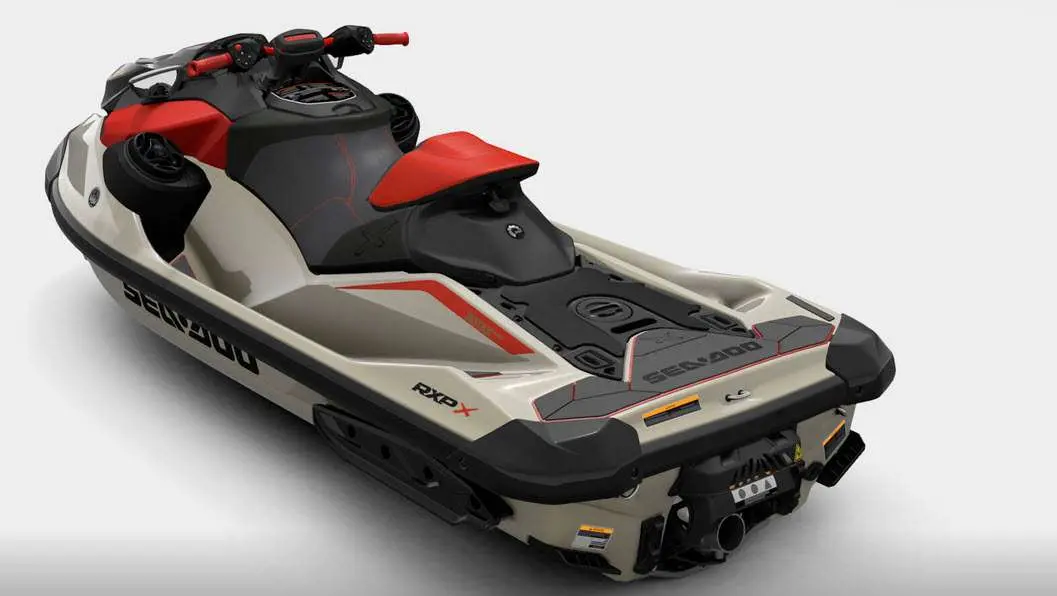 Sea Doo RXP — Vue trois-quarts arrière d’une motomarine blanche, noire et rouge.
