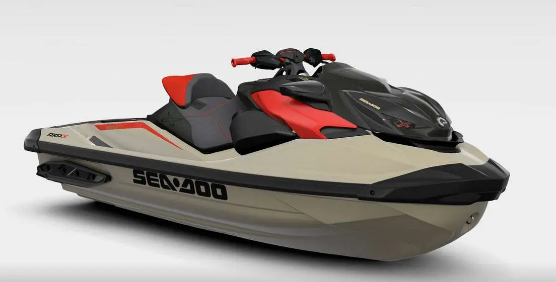 Sea Doo RXP — Un scooter des mers biplace est présenté en vue trois quarts sur fond clair.