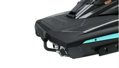 Yamaha FX HO — Gros plan sur l’avant d’une embarcation nautique noire aux accents turquoise.