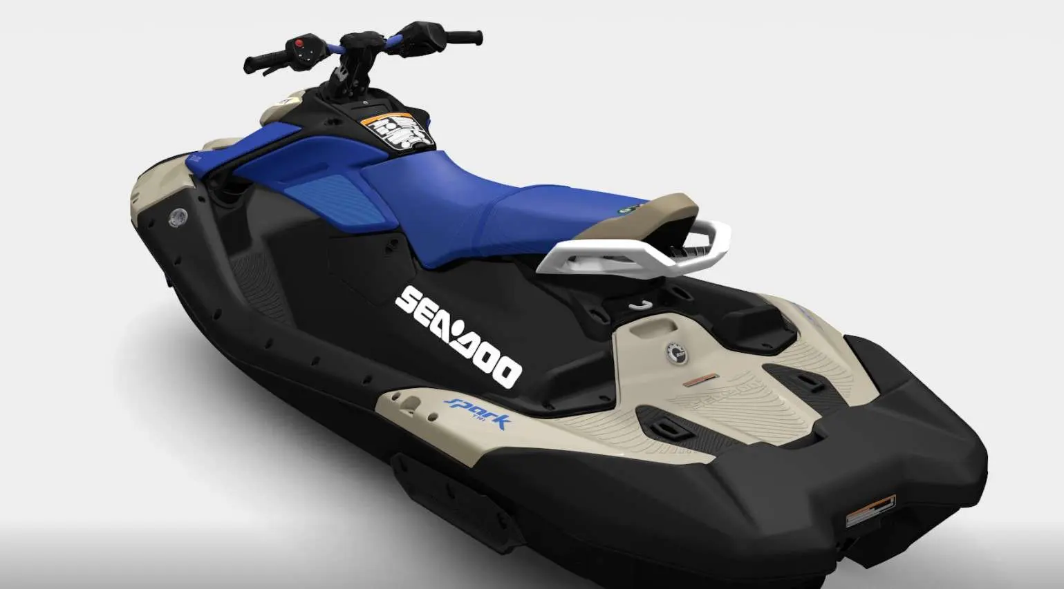 Sea Doo Spark Trixx — Motonautique personnelle bicolore bleue, noire et beige photographiée sur fond clair.