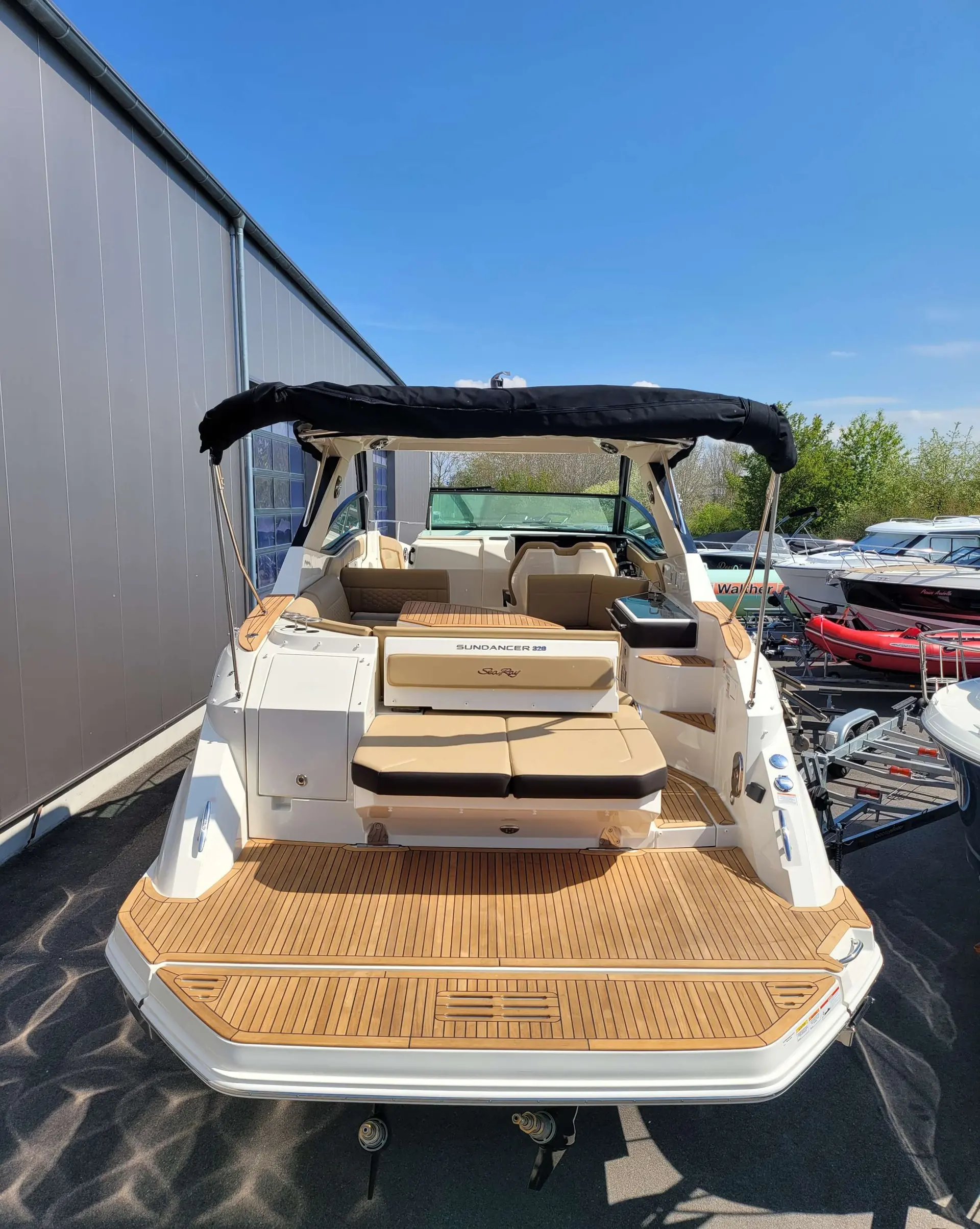 Sea Ray Sundancer 320 — Vue arrière d’un bateau de plaisance avec cockpit, banquettes et plateforme arrière.