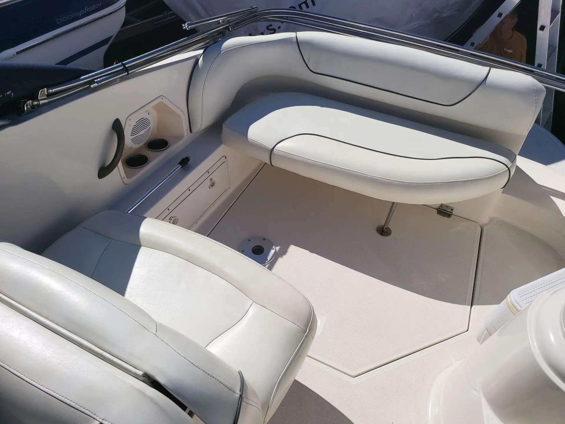 Monterey 250 — Vue du cockpit avec banquette, sièges et porte-gobelets.