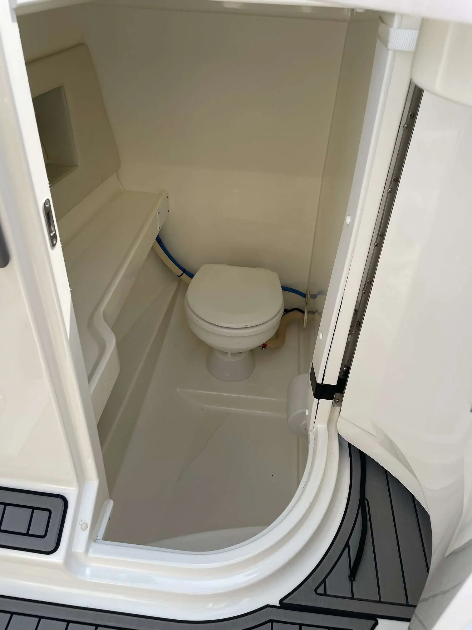 Sea Ray 250 SLX — Cabinet de toilette avec WC marin et rangements à bord.