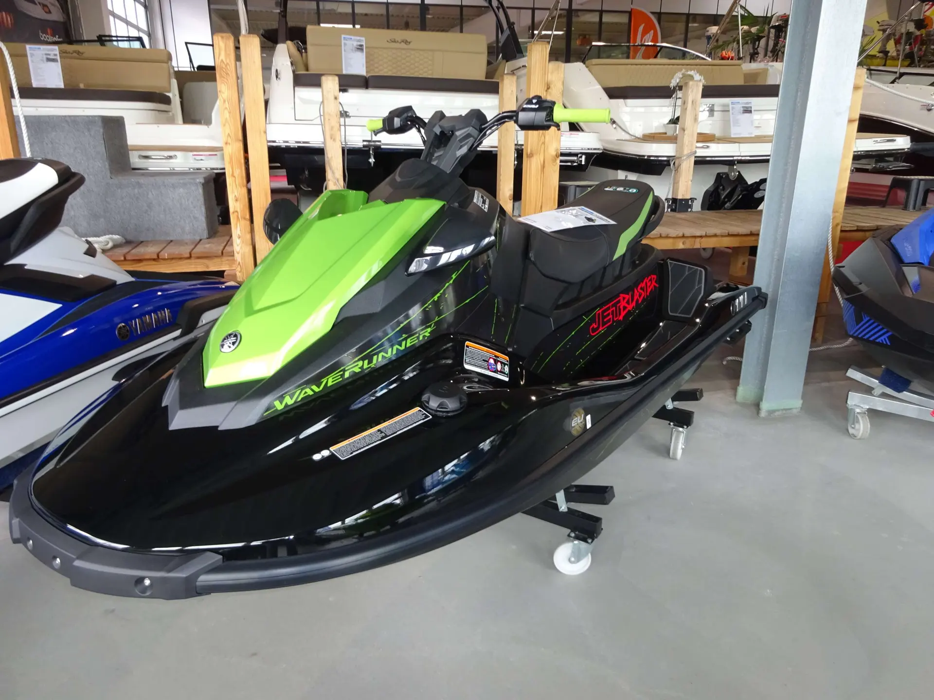 Yamaha Jet Blaster — Motomarine verte et noire présentée sur remorque dans un showroom.