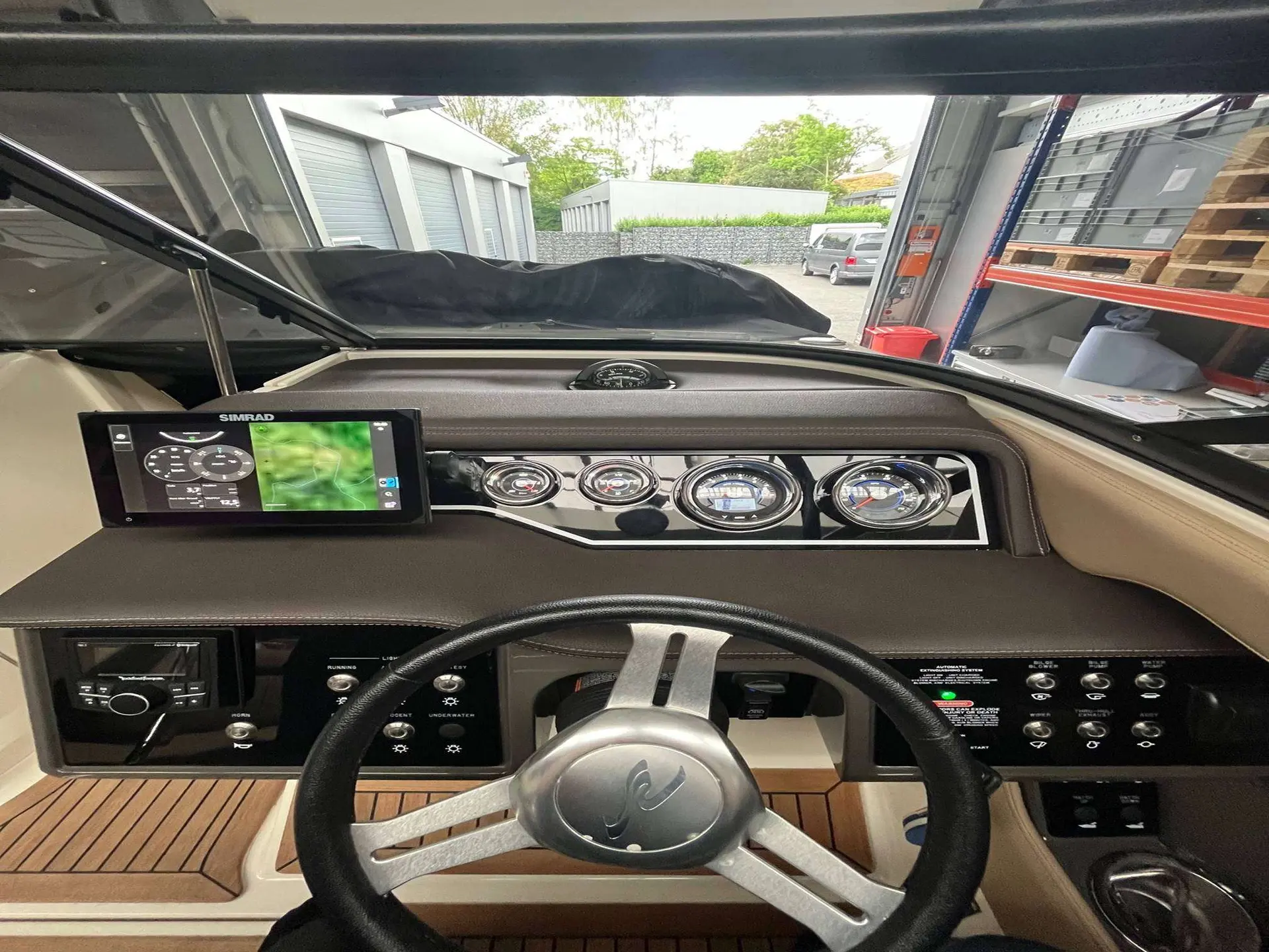 Sea Ray 250 SLXE — Poste de pilotage avec écran multifonction, instruments et commandes de bord.