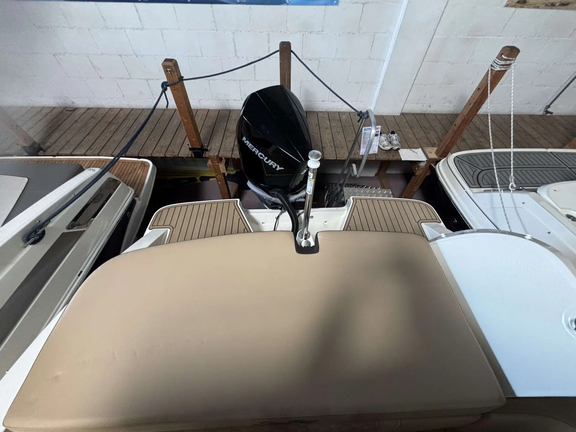 Sea Ray 230 SSOE — Vue arrière d’un bateau avec moteur hors-bord et plateforme de baignade.
