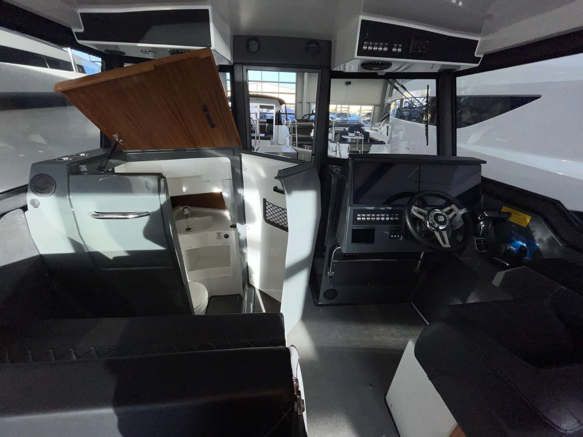 Buster Phantom — Vue intérieure du cockpit avec poste de pilotage, sièges et rangements.