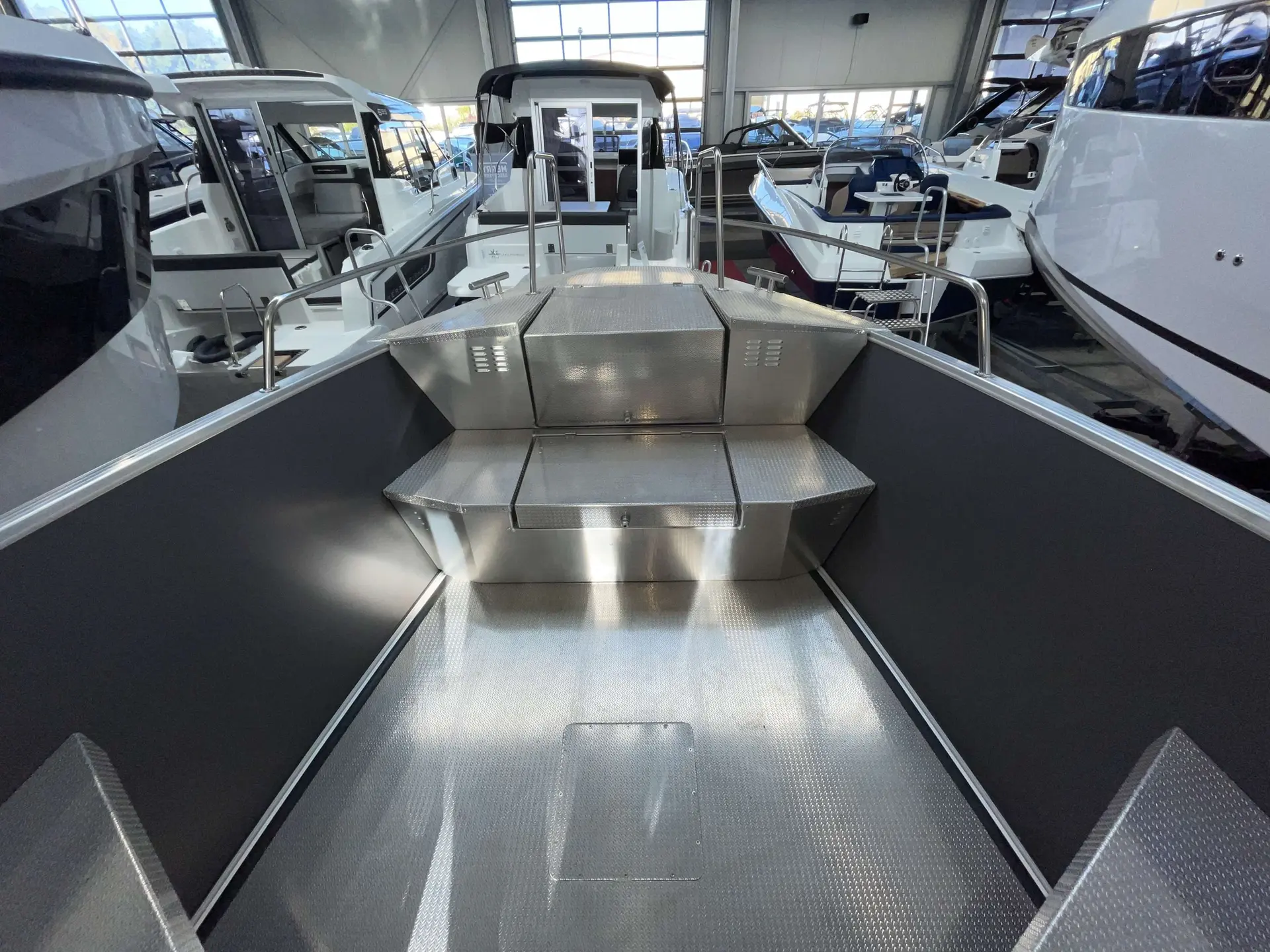 Buster Phantom — Vue intérieure de l'avant d'un bateau en aluminium exposé dans un hall nautique.