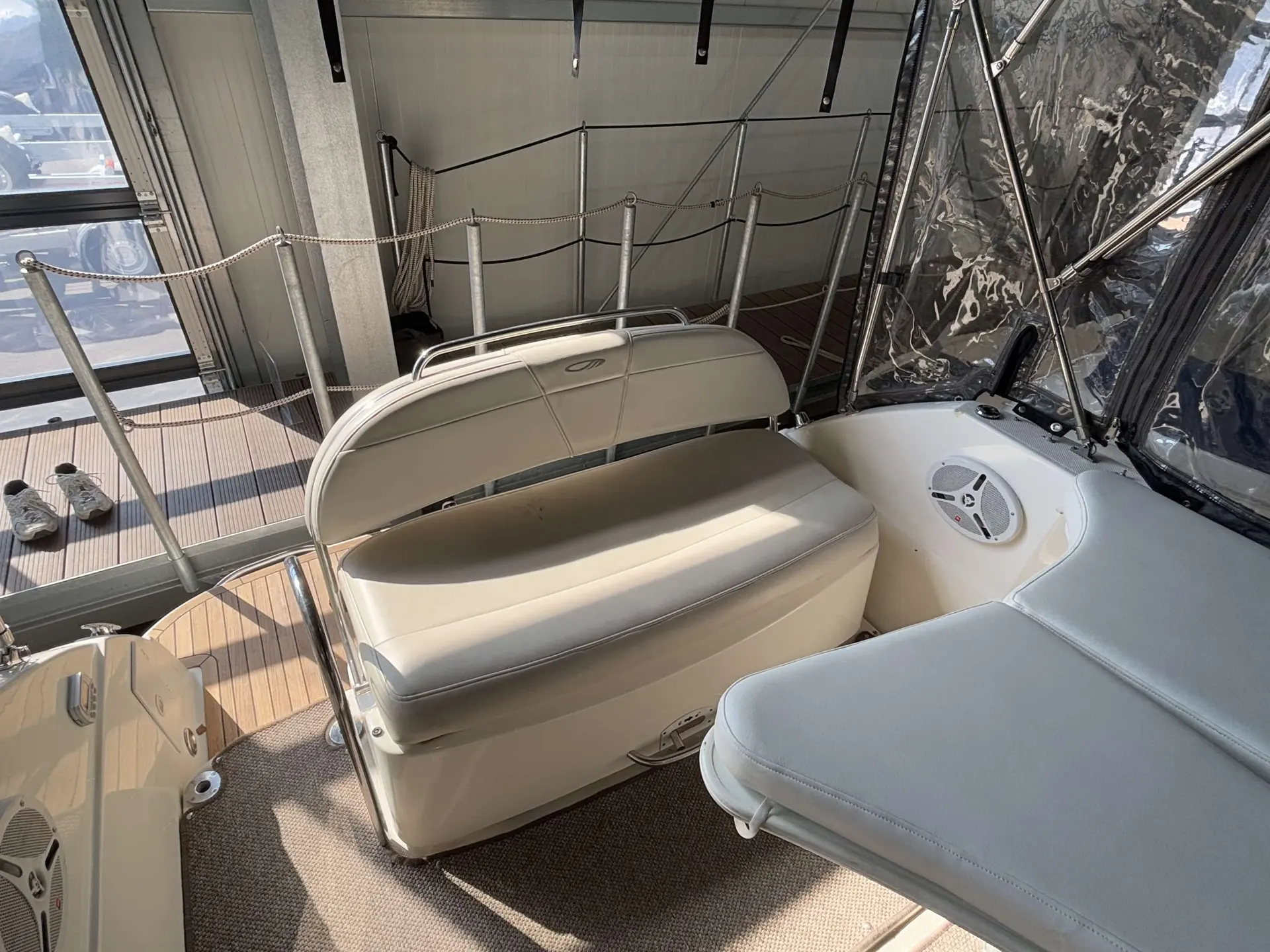 Maxum 2700 — Vue rapprochée du siège et de la banquette arrière dans le cockpit du bateau.