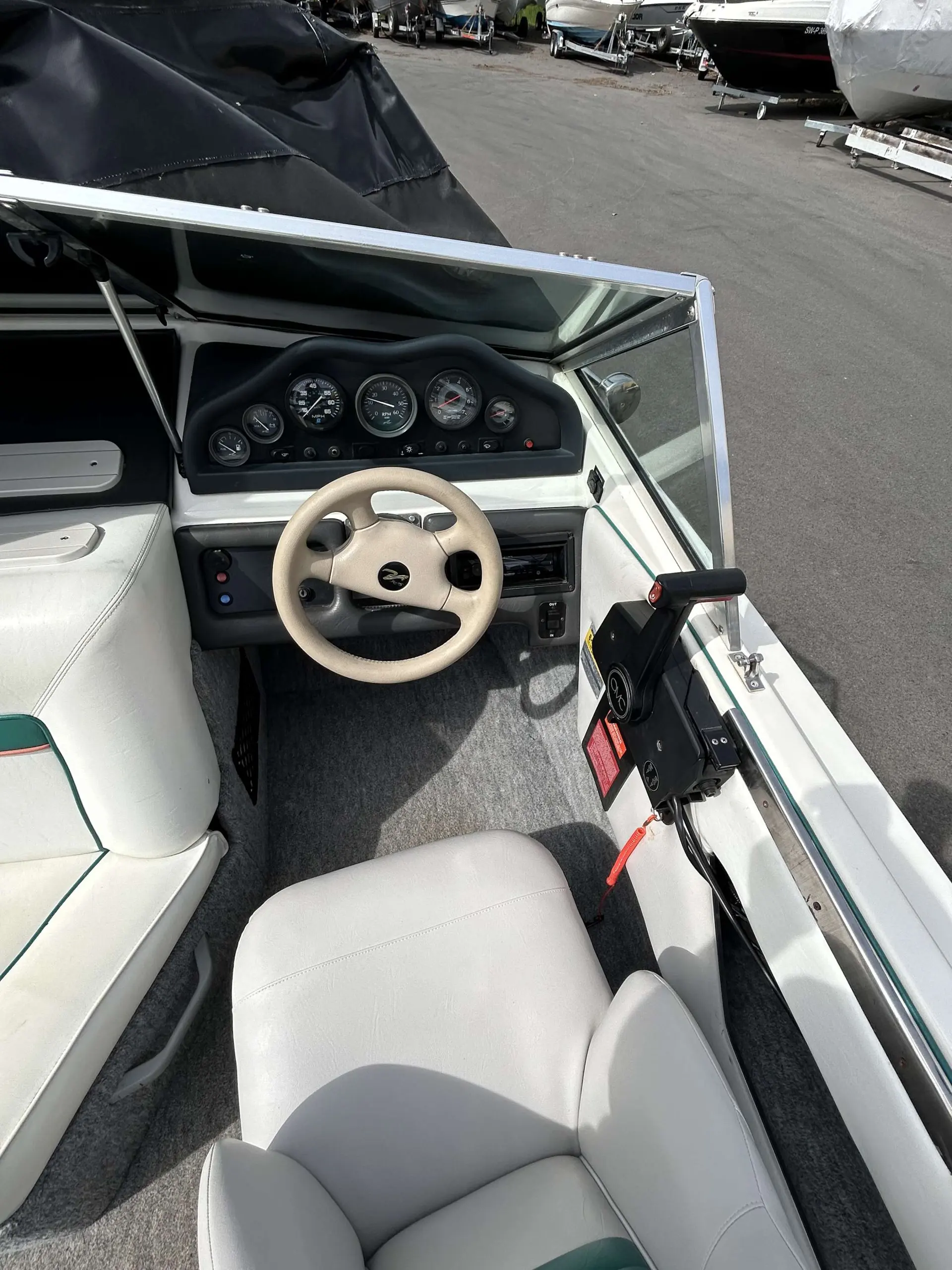 Sea Ray 190 — Vue du poste de pilotage avec volant, instruments, commandes et sièges.