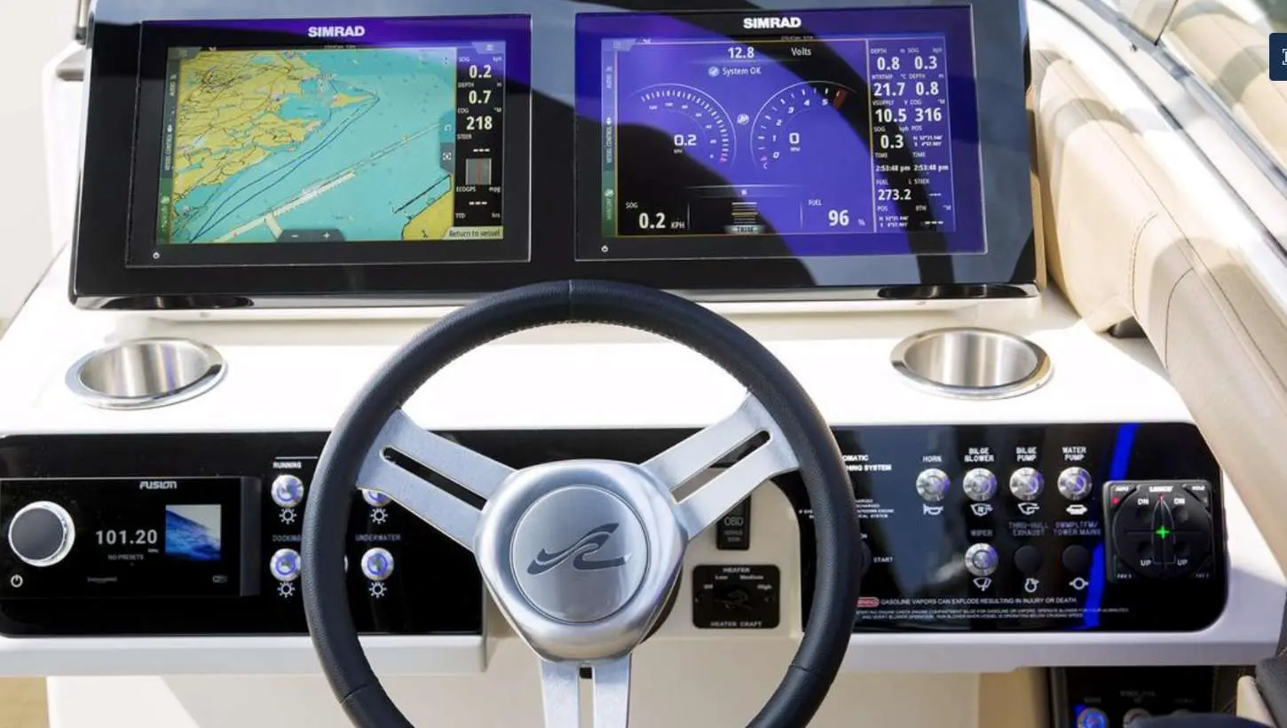 Sea Ray 250 SLXE — Poste de pilotage équipé de deux écrans multifonctions et de commandes intégrées.