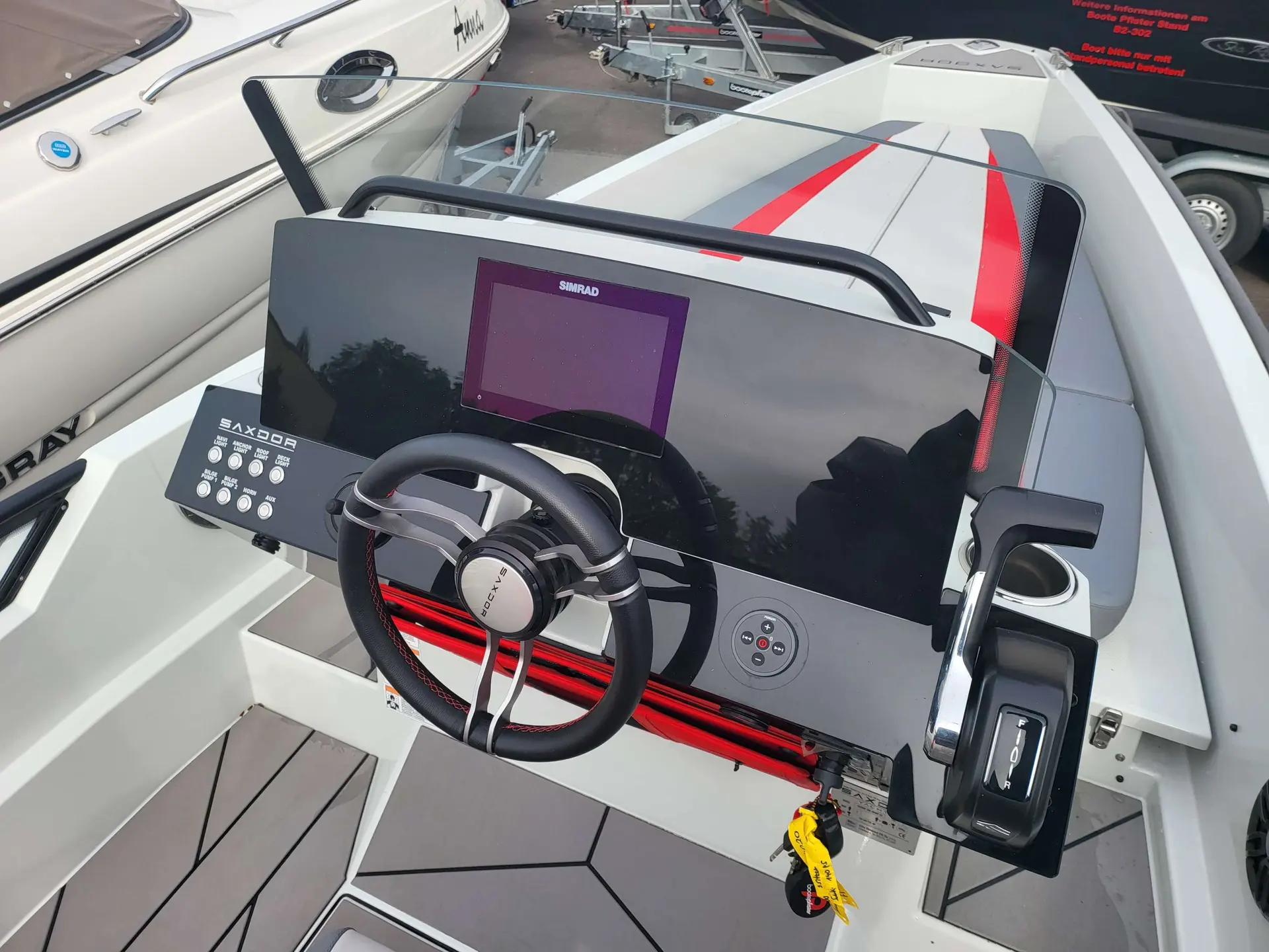 Saxdor Sport 200 — Vue rapprochée du poste de pilotage, avec écran, volant et manette des gaz.