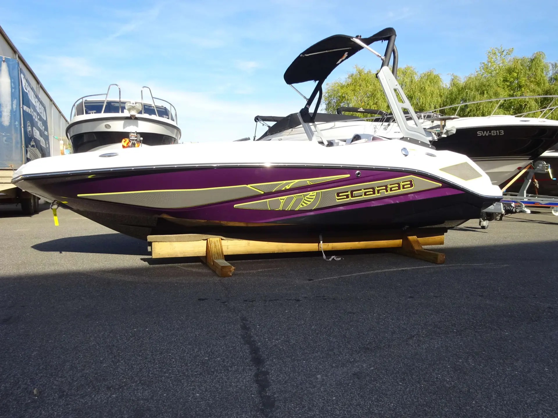 Scarab Boats Scarab 165 Gost — Bateau à moteur Scarab présenté sur cales, vu de profil sur un site nautique.