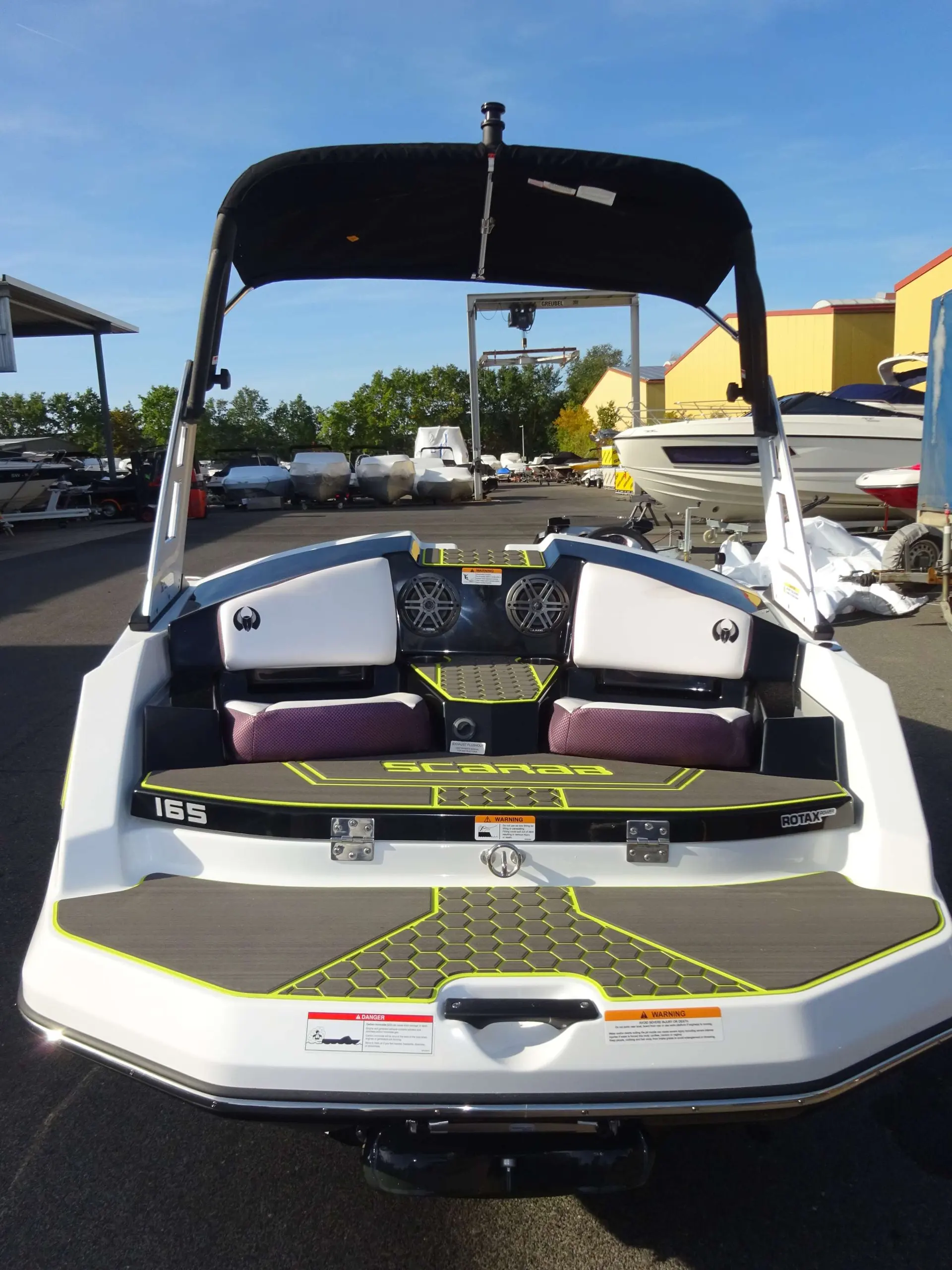 Scarab Boats Scarab 165 Gost — Vue arrière du cockpit et de la plateforme d’un bateau de plaisance.