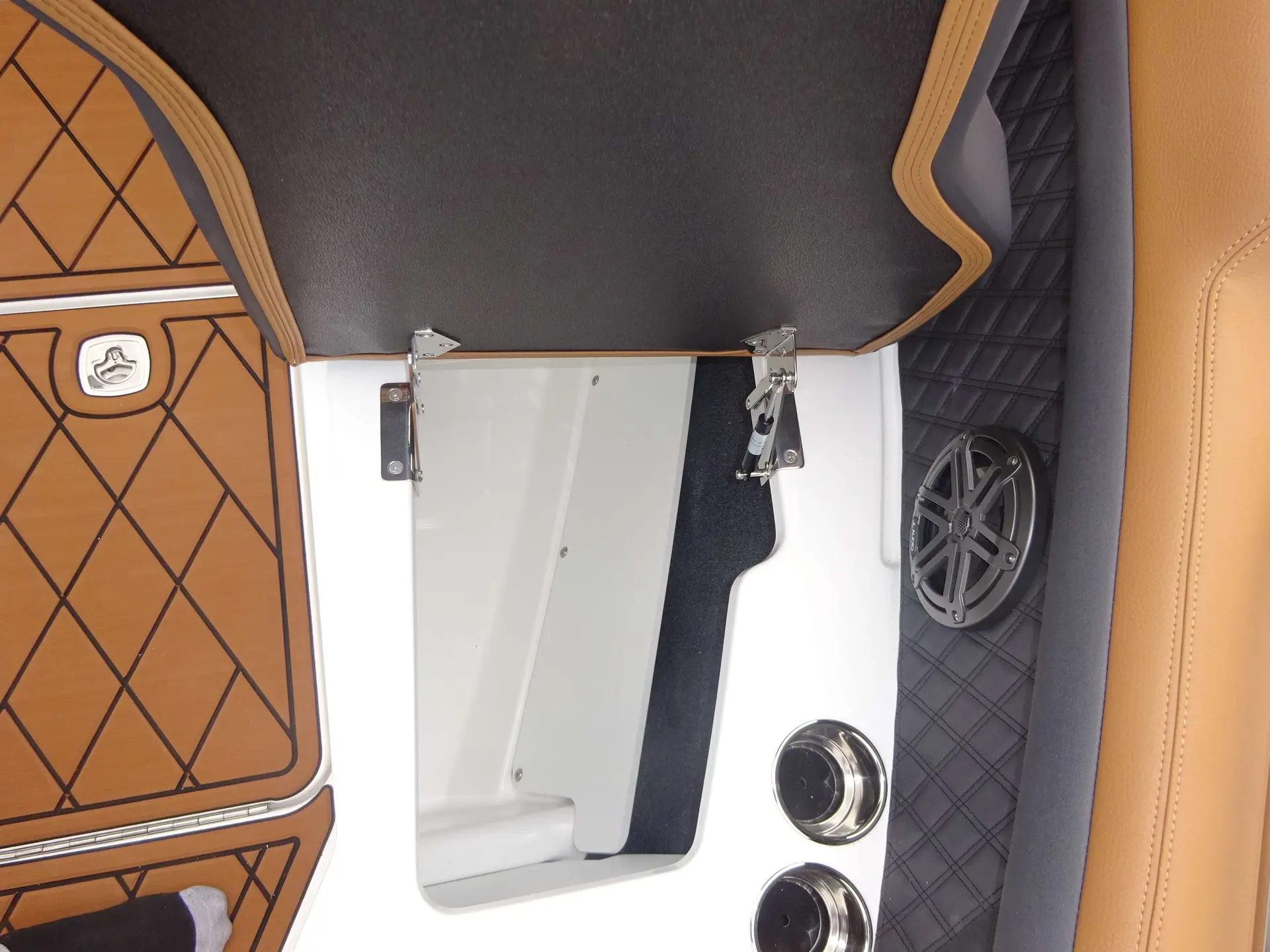 Cobalt R6 — Détail d’un aménagement intérieur avec trappe, haut-parleur et porte-gobelets.