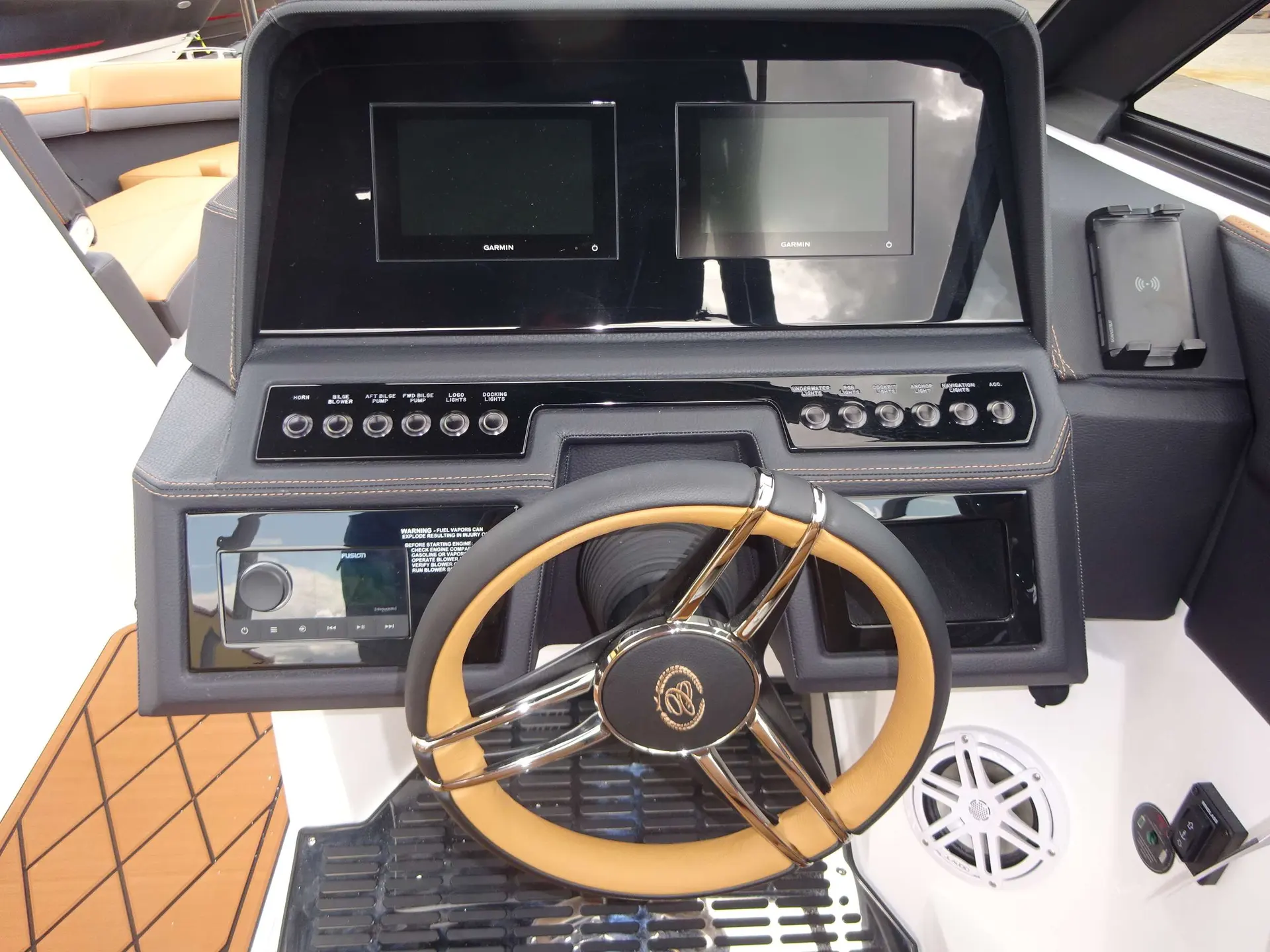 Cobalt R6 — Poste de pilotage avec double écran, commandes et volant sur un bateau.