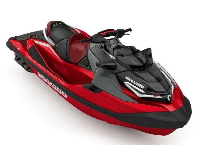 Sea Doo RXT — Jet-ski rouge et noir photographié en vue trois quarts sur fond blanc.