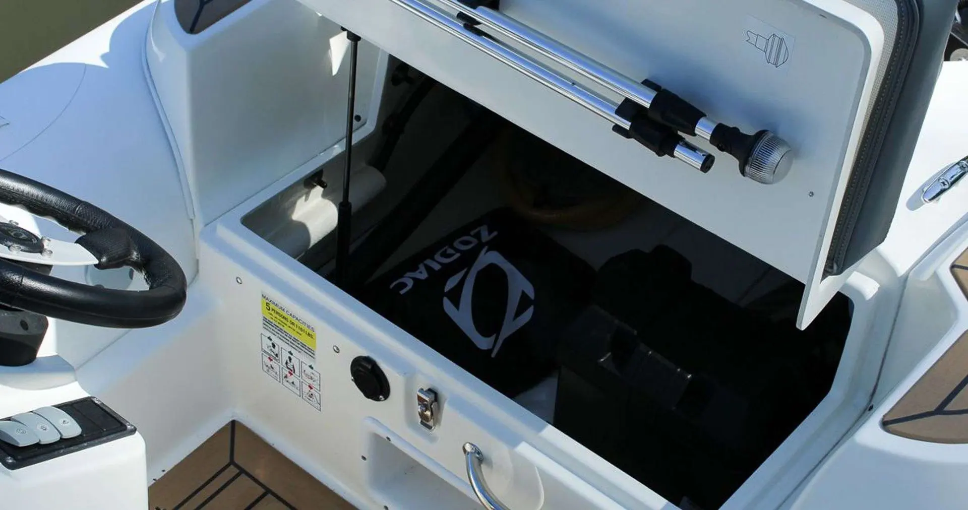 Zodiac Yachtline — Vue rapprochée du poste de pilotage et d’un compartiment ouvert du bateau.