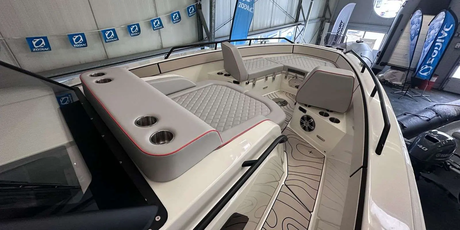 Zodiac X10 CC — Vue du cockpit avec banquettes, console et moteur hors-bord exposés.