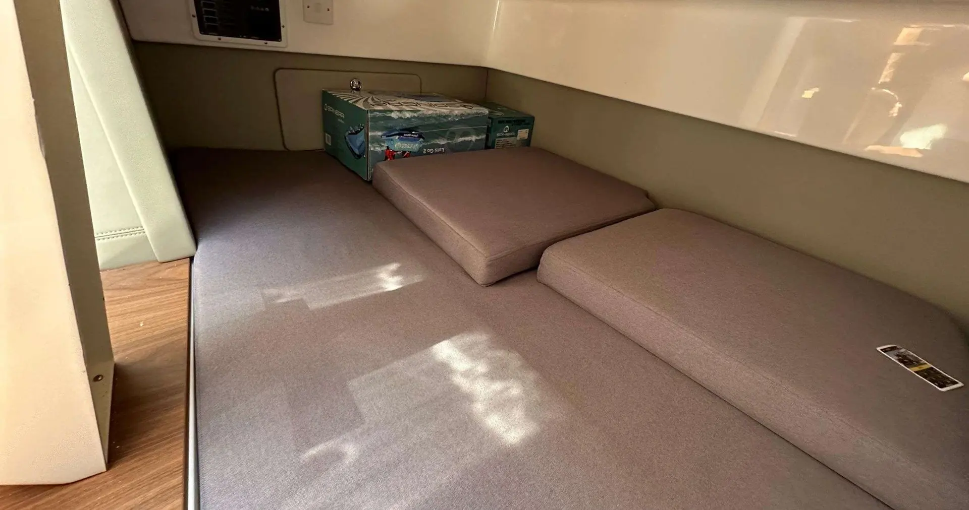 Karnic SL800 — Couchette intérieure avec matelas et coussins dans la cabine du bateau.