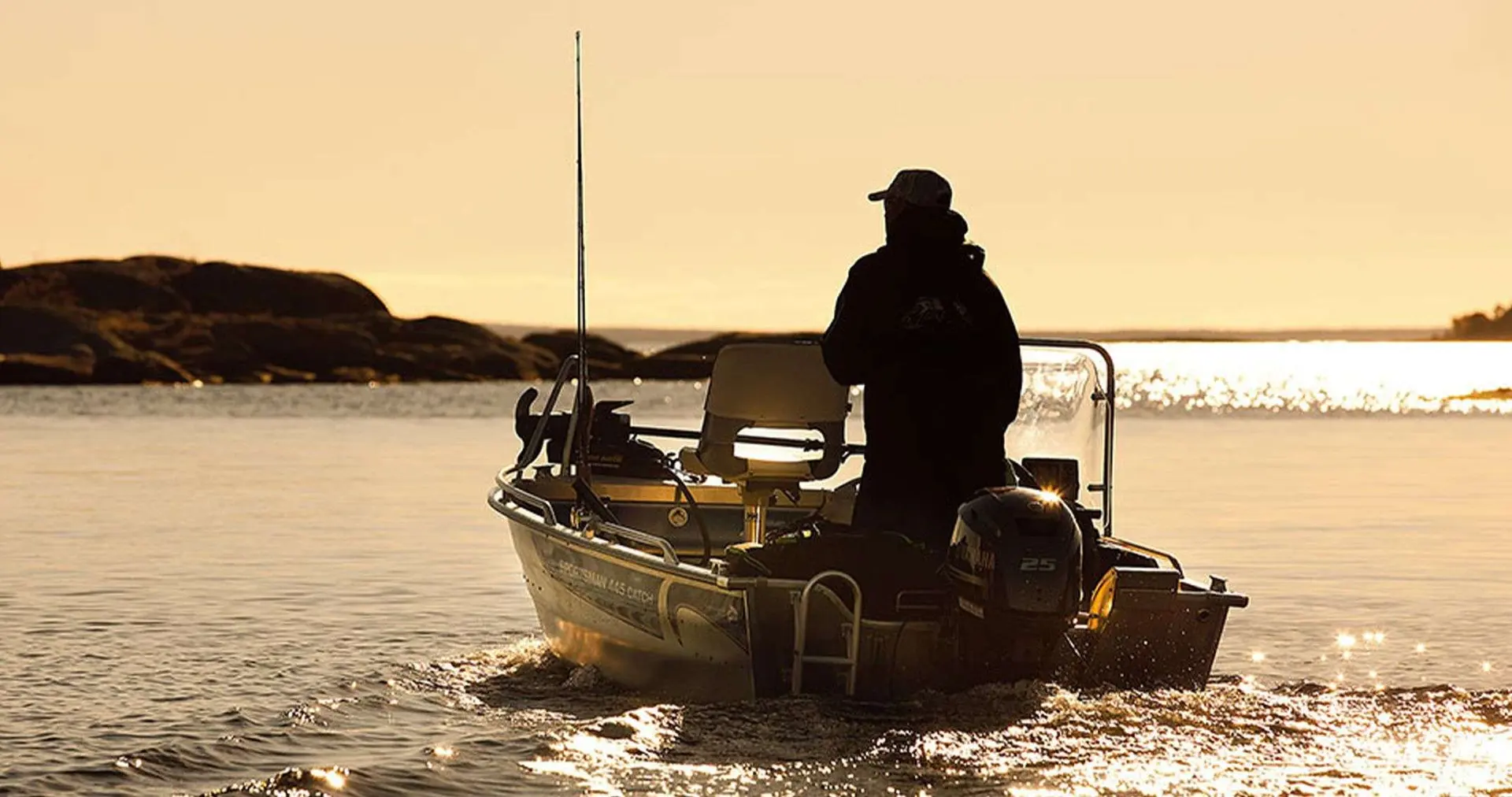Linder Sportsman 445 — Bateau aluminium vu de trois-quarts arrière sur l’eau, avec une personne à bord.