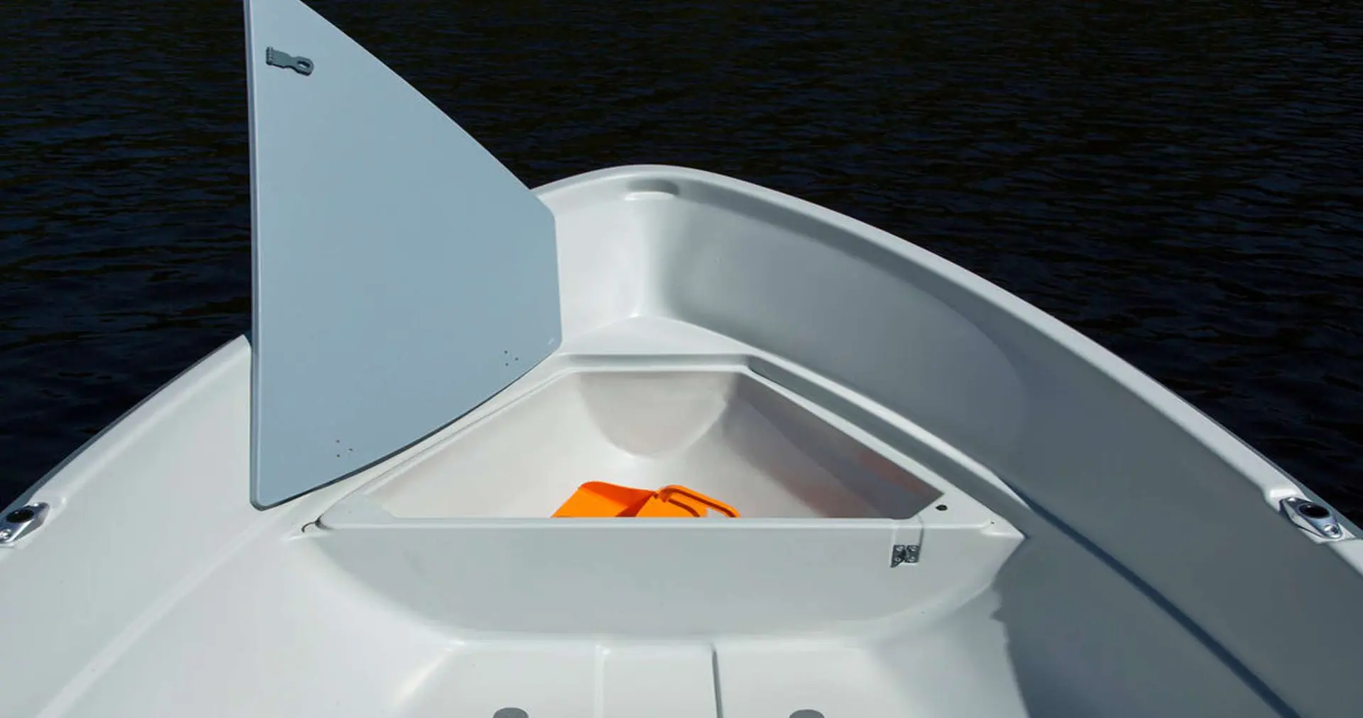 Terhi 385 — Vue rapprochée de l'avant et du compartiment de rangement du bateau.