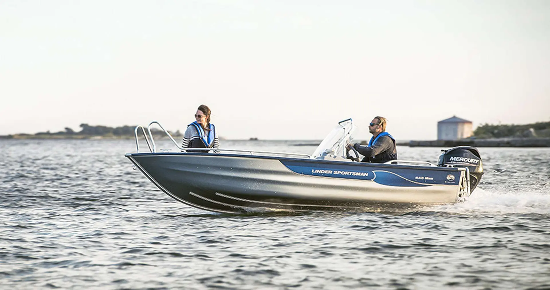 Linder Sportsman 445 — Bateau à moteur naviguant sur l’eau avec deux personnes à bord.
