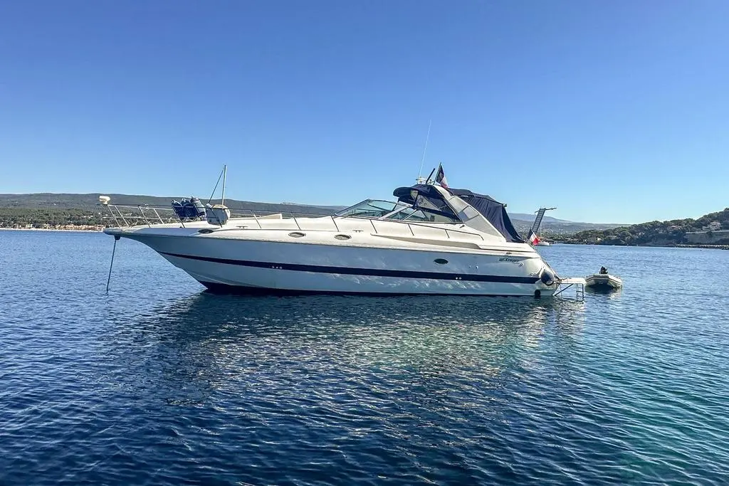 Cruisers Yachts 4270 Esprit — Bateau à moteur blanc vu de profil, amarré dans une baie.