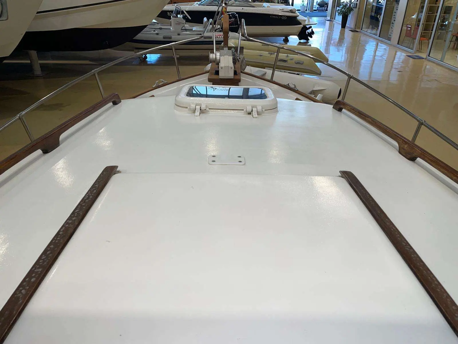 Majoni 36 — Vue du pont avant d’un bateau exposé dans un showroom.