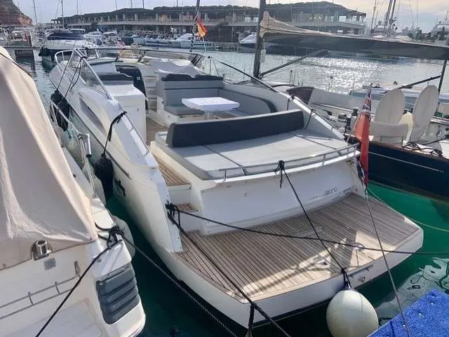 Windy 39 Camira — Vue arrière trois-quarts d’un bateau à moteur amarré dans une marina.