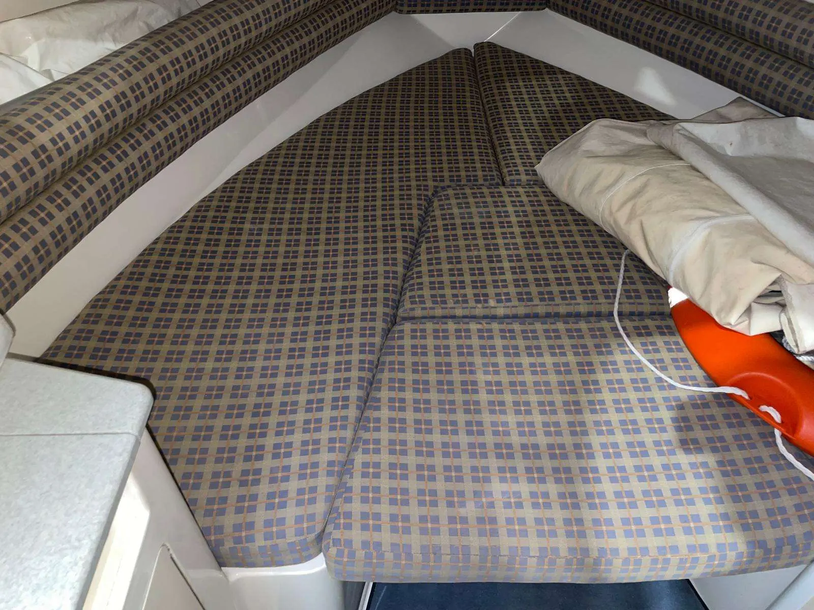 Faeton 780 Sport — Couchettes rembourrées à motifs dans une cabine, avec des effets posés dessus.