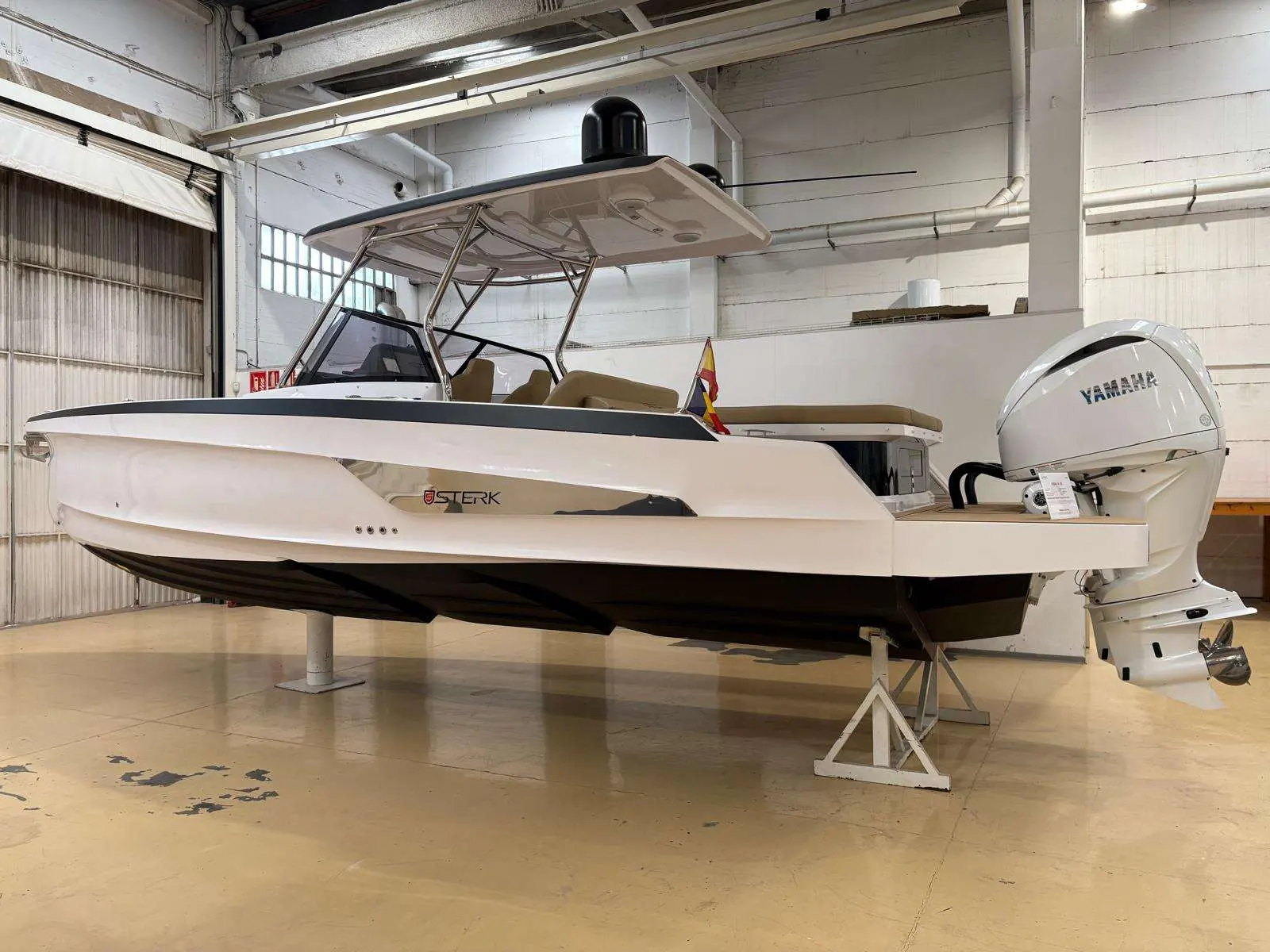 Sterk 31 RC — Bateau blanc à console centrale présenté sur bers dans un hangar.