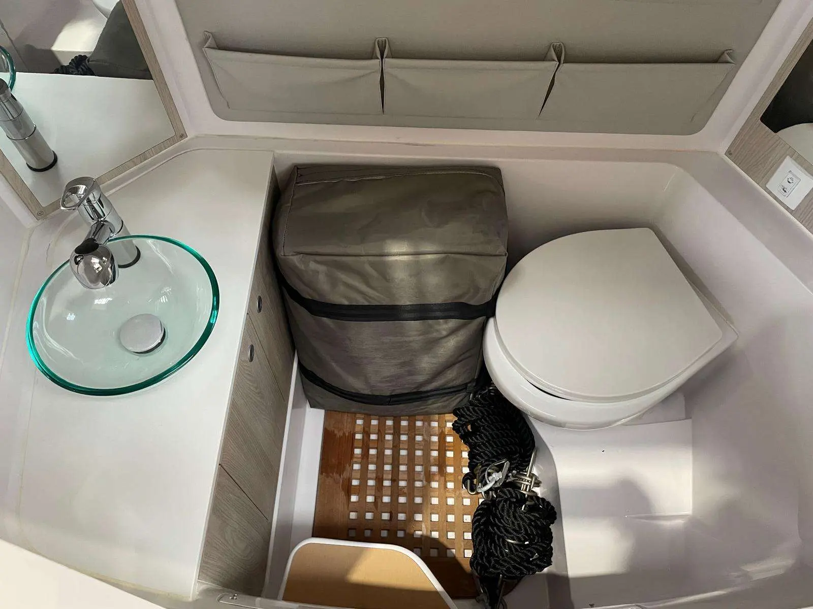 Sterk 31 RC — Compartiment sanitaire avec lavabo, toilettes, rangement et cordages visibles.