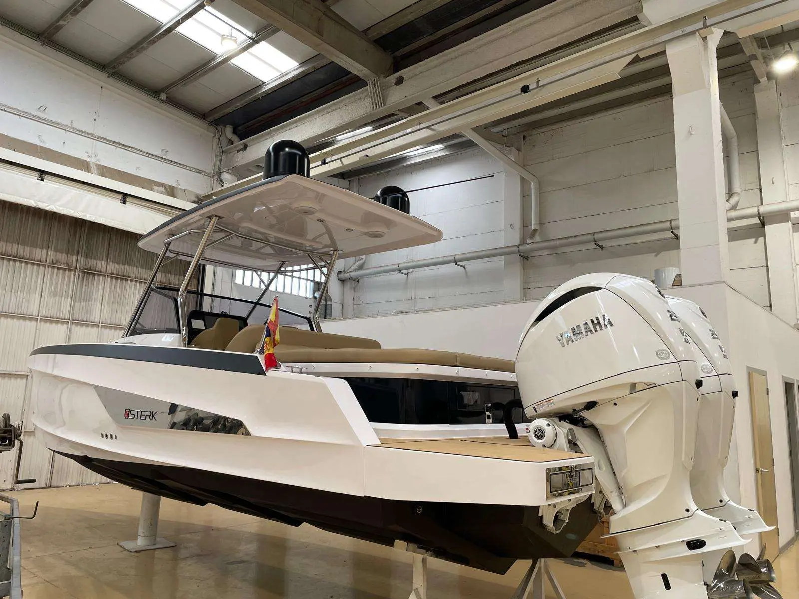 Sterk 31 RC — Bateau blanc à console centrale photographié de trois quarts dans un hangar.
