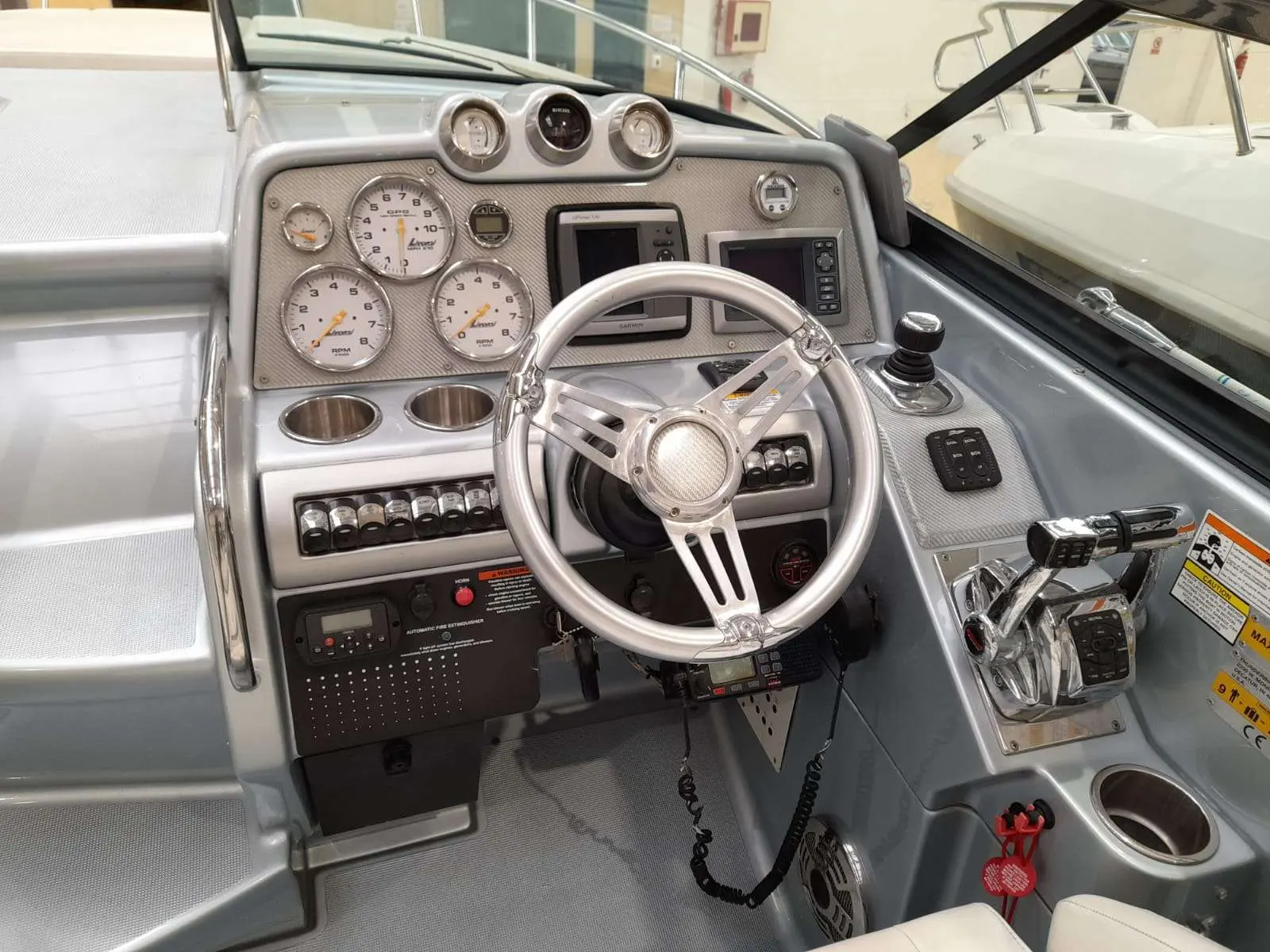 Formula 310 Sun Sport — Vue rapprochée du poste de pilotage avec volant, instruments et commandes.