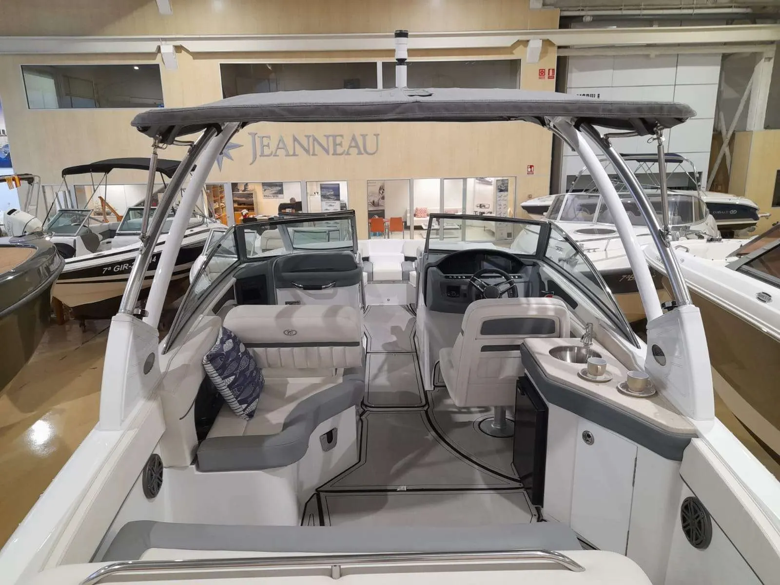 Cobalt 25 SC — Vue du cockpit d’un bateau exposé dans un hall nautique.