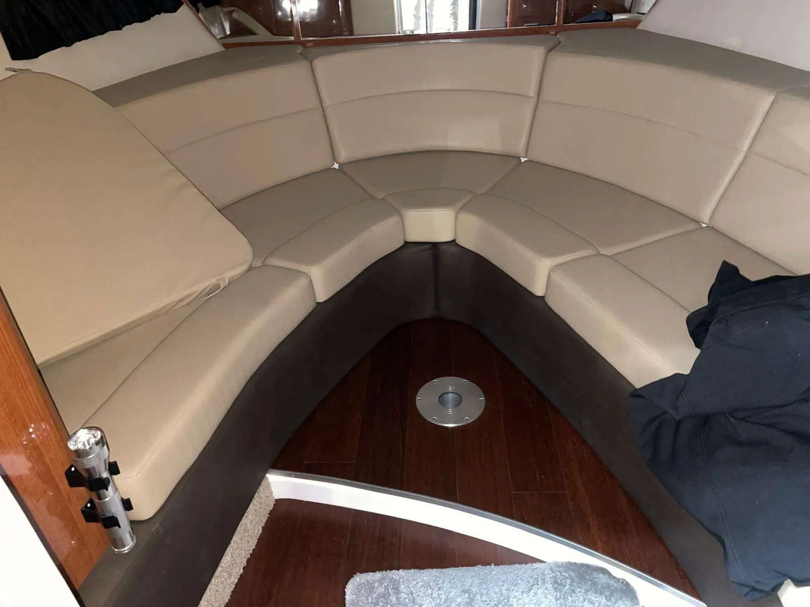 Regal 3550 — Banquette en U en simili cuir à l'avant du bateau.