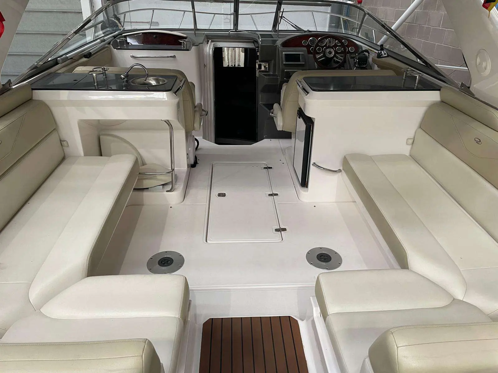 Regal 3550 — Vue du cockpit avec sièges, évier, rangements et poste de pilotage.