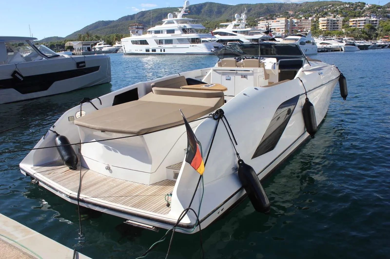 Frauscher 1414 Demon — Bateau à moteur blanc amarré dans une marina, vu de trois quarts arrière.