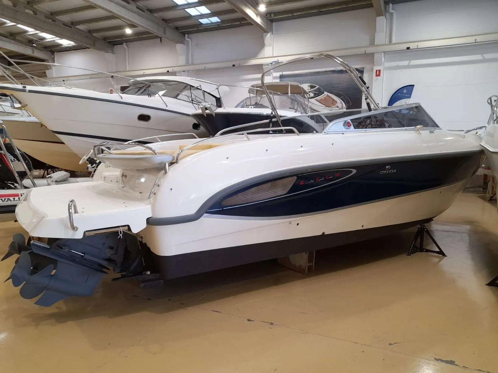 Cranchi CSL 27 — Bateau à moteur blanc et noir photographié à sec dans un hangar.