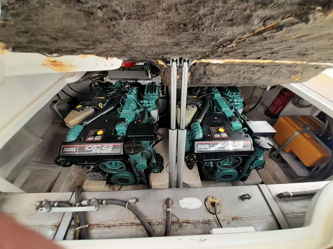Gobbi 375 SC — Compartiment moteur montrant deux moteurs marins installés côte à côte.