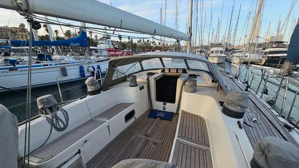 X-Yachts X-50 — Cockpit arrière d’un voilier amarré dans une marina, vu depuis le pont.