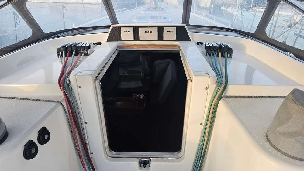 X-Yachts X-50 — Cockpit avec instruments B&G, manœuvres apparentes et descente intérieure ouverte.