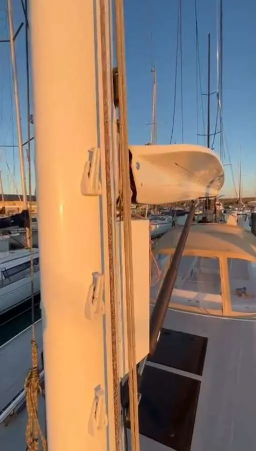 X-Yachts X-65 — Vue rapprochée du mât et du cockpit d’un voilier amarré au port.