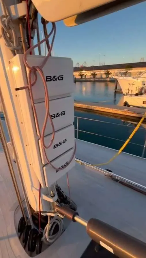 X-Yachts X-65 — Détail du mât et de l’électronique du voilier dans un port.